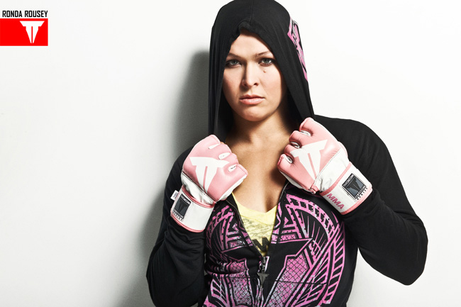 Tháng 4/2006, Rousey trở thành VĐV nữ của Mỹ đầu tiên trong gần 10 giành chiến thắng tại giải Judo thế giới mà không để thua trận nào (thắng cả 5 trận). Đến năm 2007, cô đã lọt vào được Top 3 VĐV Judo hàng đầu thế giới.
Rousey và những tháng ngày khổ luyện MMA
Khoảnh khắc đẹp về 'nữ hoàng bẻ tay'
Nhà vô địch UFC nữ bẻ gãy tay đối thủ trên sàn
UFC 157: 'Kiều nữ' lại thắng nhờ bẻ tay
UFC 157: “Kiều nữ” đấu “Nữ binh cơ bắp”
